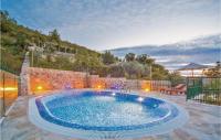 Bazén v ubytování Holiday Home Podorah I nebo v jeho okolí