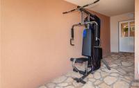 Posilňovňa alebo fitness centrum v ubytovaní Beautiful Home In Benkovac With Sauna