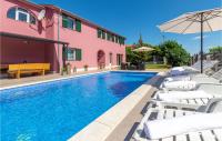 Bazén v ubytování Holiday Home Kapelica V nebo v jeho okolí