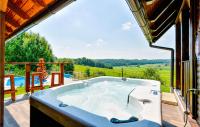 Bazén v ubytování Beautiful Home In Radakovo With Sauna nebo v jeho okolí