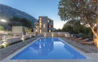 Bazén v ubytovaní Six-Bedroom Holiday Home In Zagvozd alebo v jeho blízkosti