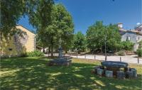 Ogród w obiekcie Three-Bedroom Holiday Home In Kmacici