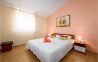 Łóżko lub łóżka w pokoju w obiekcie Three-Bedroom Holiday Home In Tinjan