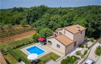 Basen w obiekcie Three-Bedroom Holiday Home In Tinjan lub w pobliżu