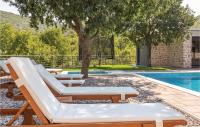 Bazén v ubytovaní Six-Bedroom Holiday Home In Zagvozd alebo v jeho blízkosti