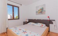 Postel nebo postele na pokoji v ubytování 3 Bedroom Cozy Apartment In Brodarica