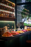 un buffet con piatti di cibo su un tavolo di The Memory Danang Boutique a Da Nang