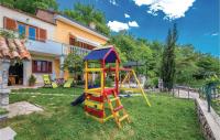 Herní místnost nebo prostor pro děti v ubytování 4 Bedroom Cozy Home In Krizisce