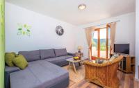 Posezení v ubytování 4 Bedroom Cozy Home In Krizisce
