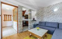 Kuchyň nebo kuchyňský kout v ubytování 4 Bedroom Cozy Home In Krizisce