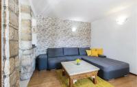 Posezení v ubytování 4 Bedroom Cozy Home In Krizisce