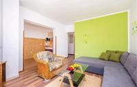Posezení v ubytování 4 Bedroom Cozy Home In Krizisce