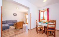 Posezení v ubytování 4 Bedroom Cozy Home In Krizisce
