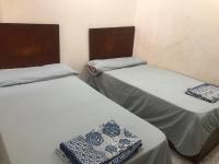 Postel nebo postele na pokoji v ubytování Room in santa maria tower hy ell dollar