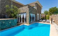 Basen w obiekcie 3 Bedroom Cozy Home In Krk lub w pobliżu