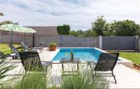 Bazén v ubytovaní Holiday Home Valtura Xlvii alebo v jeho blízkosti