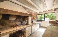 Kuchyňa alebo kuchynka v ubytovaní Six-Bedroom Holiday Home In Zagvozd