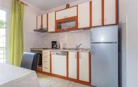 Kuchyňa alebo kuchynka v ubytovaní Apartment Sibenik With Sea View Ii