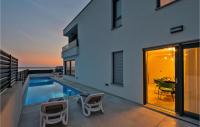 Bazén v ubytování Cozy Home In Makarska With Jacuzzi nebo v jeho okolí