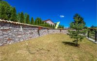Vonkajšia záhrada v ubytovaní 3 Bedroom Amazing Home In Mucici