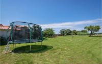 Vonkajšia záhrada v ubytovaní Beautiful Apartment In Hr-52215 Vodnjan