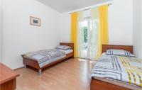 Posteľ alebo postele v izbe v ubytovaní Beautiful Apartment In Jadranovo