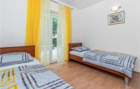 Posteľ alebo postele v izbe v ubytovaní Beautiful Apartment In Jadranovo