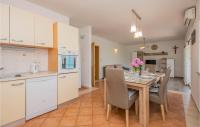 Kuchyňa alebo kuchynka v ubytovaní Two-Bedroom Apartment In Zagvozd