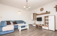 Televízia a/alebo spoločenská miestnosť v ubytovaní Two-Bedroom Apartment In Zagvozd