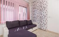 Posedenie v ubytovaní 1 Bedroom Stunning Apartment In Vrh