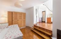 Posteľ alebo postele v izbe v ubytovaní Lovely Apartment In Jadranovo With Wifi