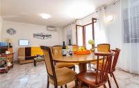 TV a/nebo společenská místnost v ubytování 3 Bedroom Cozy Apartment In Brodarica