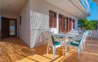 Balkón nebo terasa v ubytování 3 Bedroom Cozy Apartment In Brodarica