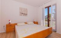Postel nebo postele na pokoji v ubytování 3 Bedroom Cozy Apartment In Brodarica