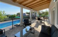 Bazén v ubytování Three-Bedroom Holiday Home In Kastel Stari nebo v jeho okolí