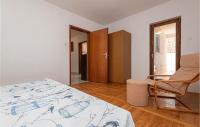 Postel nebo postele na pokoji v ubytování 3 Bedroom Cozy Apartment In Brodarica