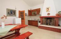 Kuchyň nebo kuchyňský kout v ubytování Holiday Home Zrnovo With Fireplace X