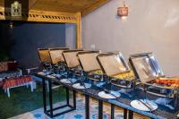 una hilera de mesas de bufé con comida encima en Sekhmet Retreat Centre, en Luxor