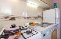 Kuchyňa alebo kuchynka v ubytovaní 1 Bedroom Lovely Apartment In Rijeka