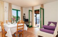 Televízia a/alebo spoločenská miestnosť v ubytovaní Holiday Home Gdinj With Sea View I