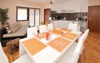 Kuchyňa alebo kuchynka v ubytovaní Two-Bedroom Apartment With Sea View In Okrug Gornji