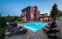 Bazén v ubytovaní Holiday Home Perci 13 alebo v jeho blízkosti