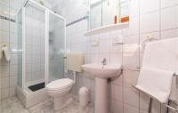 Kúpeľňa v ubytovaní Two-Bedroom Apartment With Sea View In Okrug Gornji