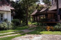 ein Haus mit einem Gehweg vor einem Haus in der Unterkunft Maravilhoso Studio - Granja Brasil Itaipava in Itaipava