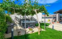 Vonkajšia záhrada v ubytovaní 2 Bedroom Cozy Home In Krnica