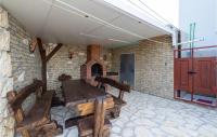 Patio alebo iná vonkajšia časť ubytovania Nice Apartment In Rovanjska - Jasenice