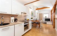 Kuchyňa alebo kuchynka v ubytovaní 2 Bedroom Amazing Apartment In Drazice