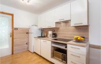 Kuchyňa alebo kuchynka v ubytovaní 2 Bedroom Amazing Apartment In Drazice