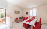 Posedenie v ubytovaní 2 Bedroom Amazing Home In Pula