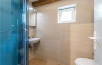 Kúpeľňa v ubytovaní Three-Bedroom Holiday Home In Premantura